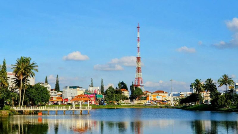 Nhà Thủy Tạ giữa lòng hồ Bảo Lộc