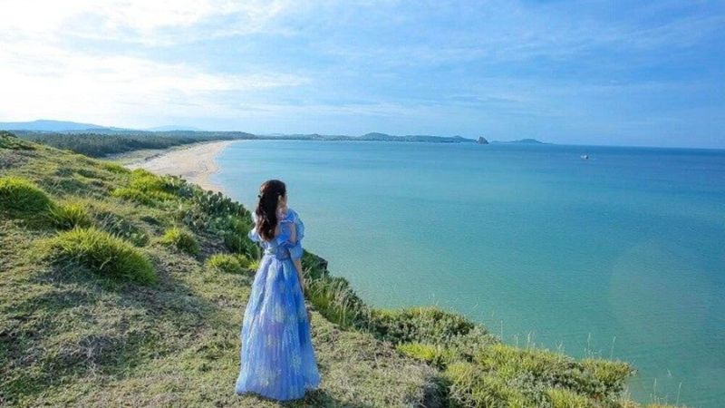 Du khách chụp ảnh trên đảo Nhất Tự Sơn