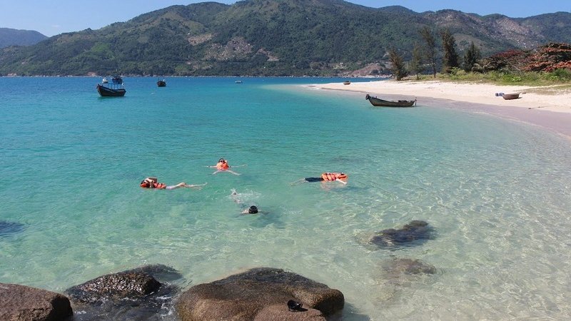 Tắm biển ở Bãi Gốc