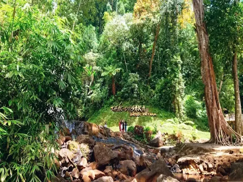 Th&aacute;c Dasara nằm trong khu&ocirc;n vi&ecirc;n Khu du lịch th&aacute;c Đamb'ri, thuộc địa phận x&atilde; Đạ MBri