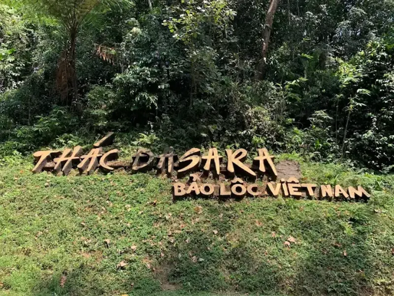 Tham quan th&aacute;c nước Dasara Bảo Lộc