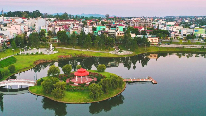 Hồ Bảo Lộc nằm ngay trung tâm thành phố Bảo Lộc