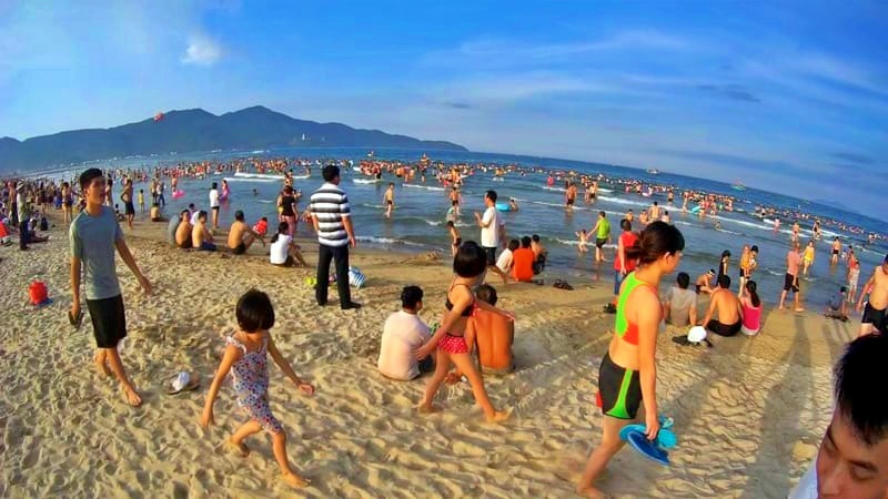 Du khách đến bãi tắm T20 tắm biển khá là đông