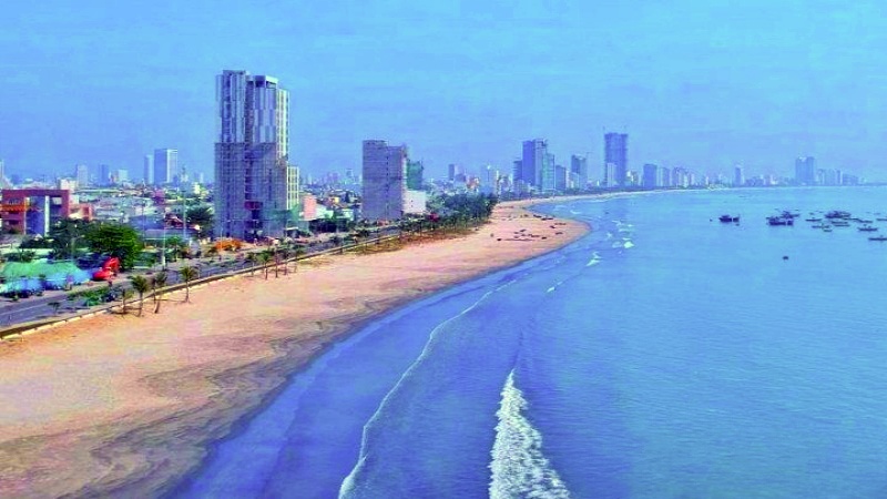  Bãi tắm có bờ cát trắng mịn, nước trong xanh