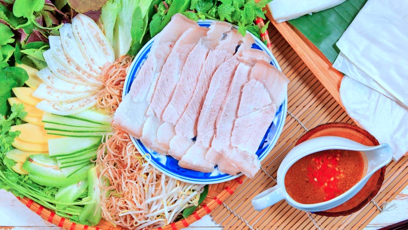 Bánh tráng cuốn thịt heo được xem là đặc sản ẩm thực nổi tiếng của Đà Nẵng