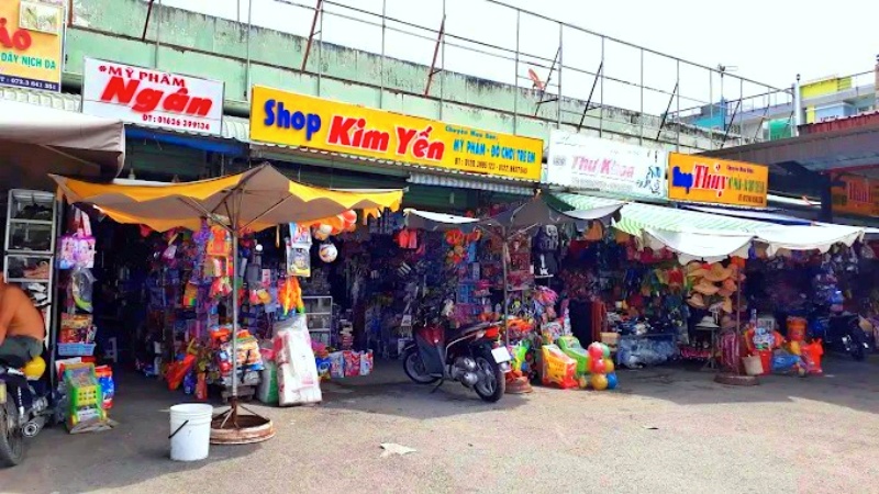 Như bất kỳ khu chợ đông người nào khác, bạn nên cẩn thận bảo quản tư trang cá nhân, ví tiền, điện thoại để tránh bị móc túi hoặc mất cắp