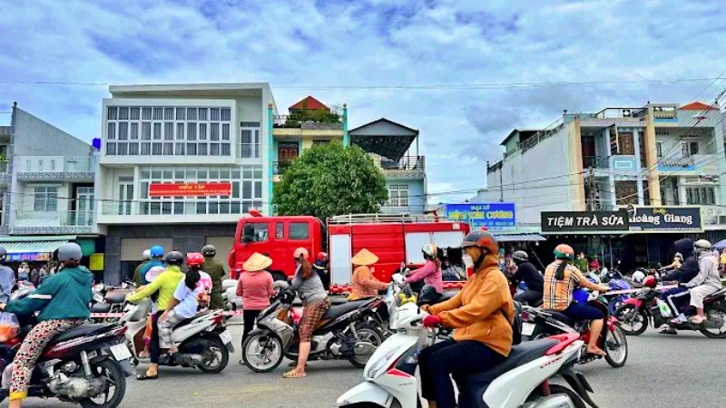 Chợ nằm gần Quốc lộ 1A, rất thuận tiện cho việc mua bán và giao thương