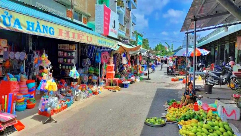 Mặc dù chỉ là chợ xã, nhưng quy mô hàng hóa và dịch vụ ở đây bán đầy đủ các nhu yếu phẩm cần thiết