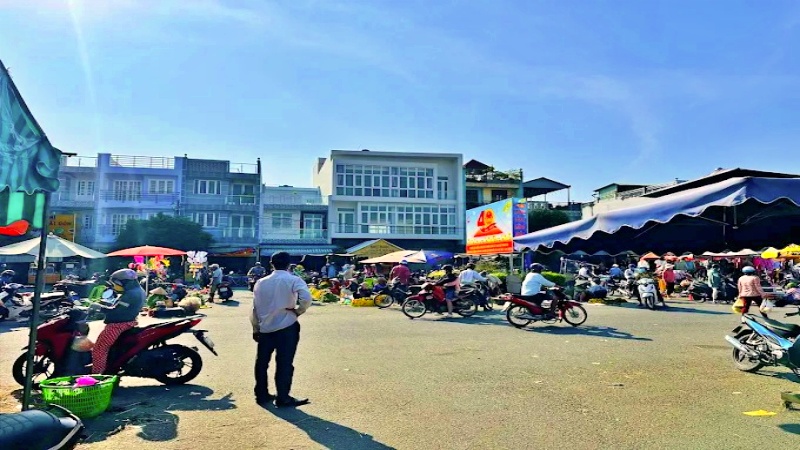 Khu vực ngoài lộ chợ Gò Đen là nơi sầm uất nhất