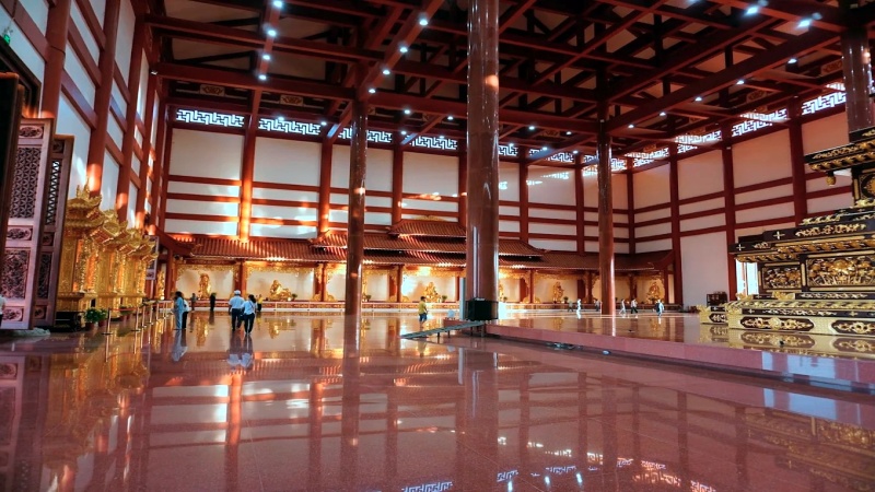 Chánh điện của chùa Quốc Ân Khải Tường có diện tích sàn rất lớn