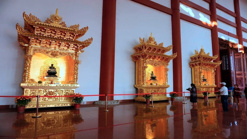 Tượng 18 vị La Hán được sơn son thếp vàng, đặt dọc hai bên tường