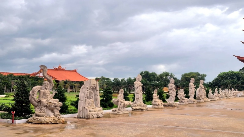 Các pho tượng đá La Hán và một số tượng Quan Thế Âm Bồ Tát được bài trí xung quanh khu vực Đại Hùng Bảo Điện 