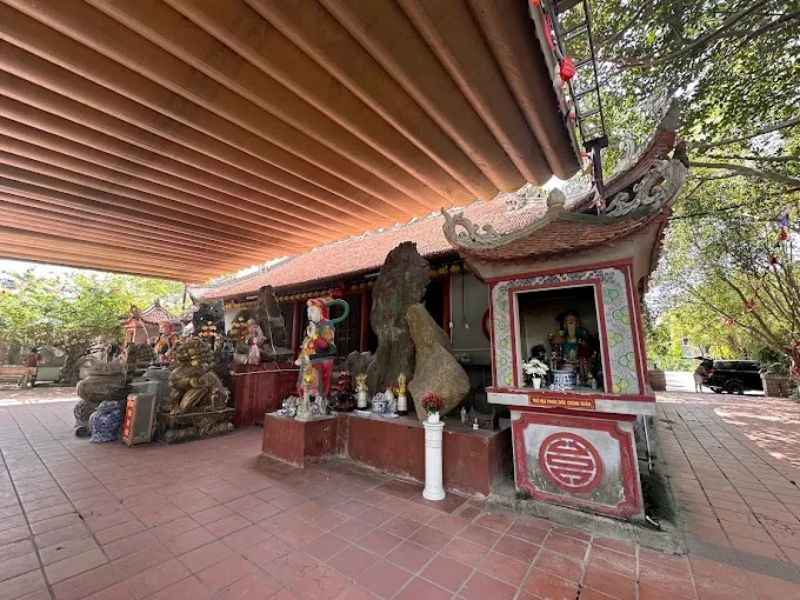 Đền B&agrave; Ch&uacute;a Vực l&agrave; điểm đến t&acirc;m linh thu h&uacute;t đ&ocirc;ng đảo du kh&aacute;ch thập phương 