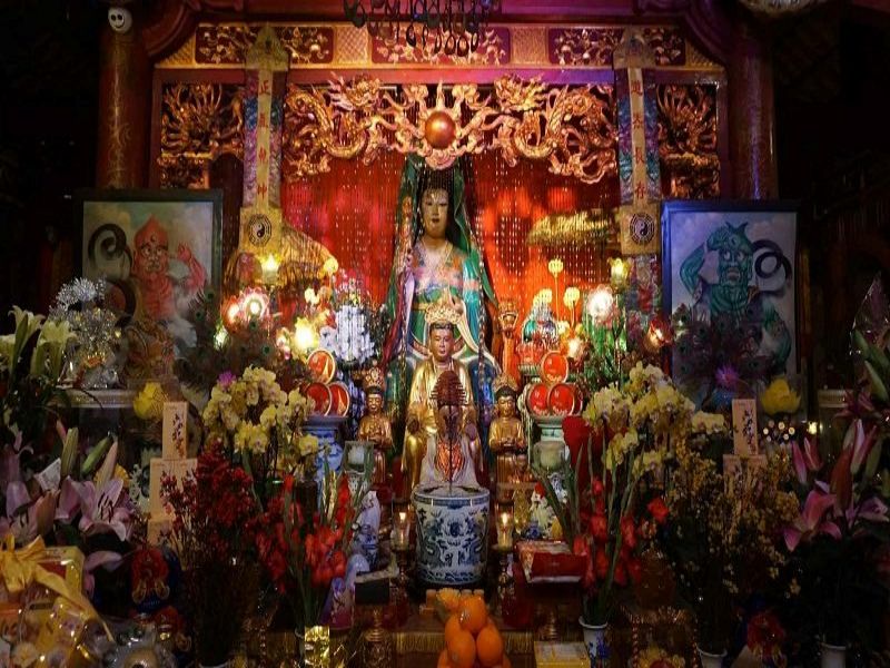 Đền B&agrave; Ch&uacute;a Vực rất linh thi&ecirc;ng