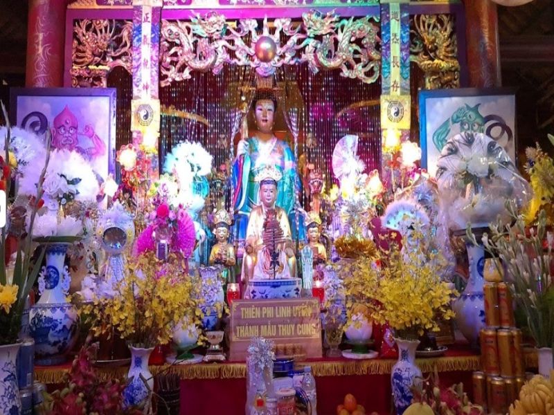 Đền B&agrave; Ch&uacute;a Vực thờ Thi&ecirc;n Phi Linh Uy&ecirc;n Th&aacute;nh Mẫu