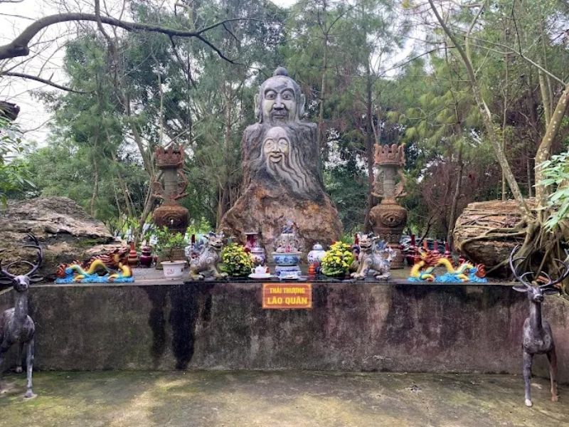 Cảnh quan b&ecirc;n ngo&agrave;i Đền B&agrave; Ch&uacute;a Vực