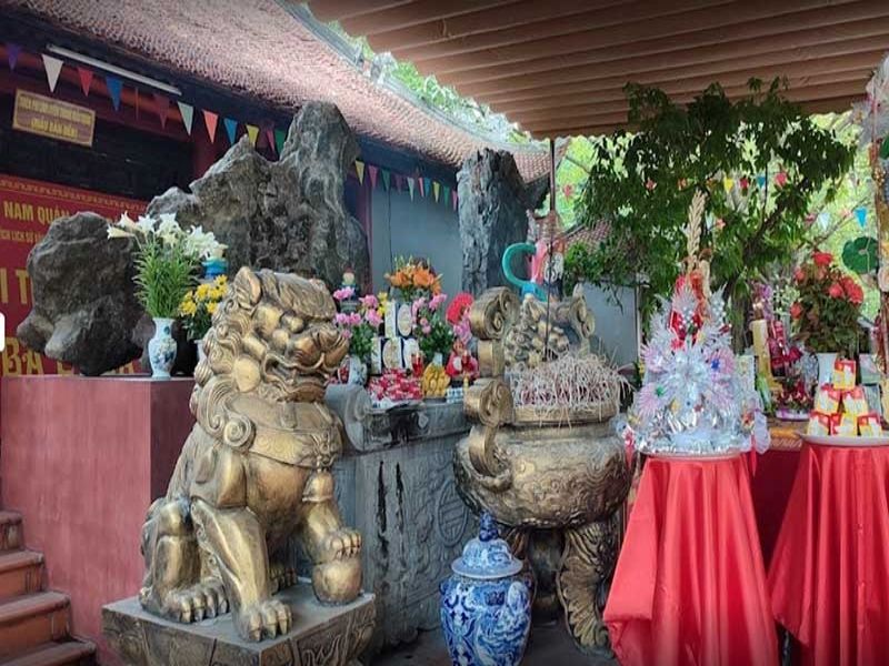 S&acirc;n ngo&agrave;i nổi bật với tượng Thần N&ocirc;ng Vi&ecirc;m Đế tượng đ&aacute; tự nhi&ecirc;n h&igrave;nh người nằm chống cằm