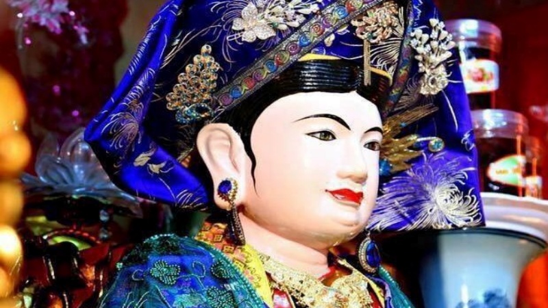 Chầu Lục Cung Nương là tiên nữ trên thiên đình do làm rơi chén ngọc của Vua nên bị giáng xuống trần gian