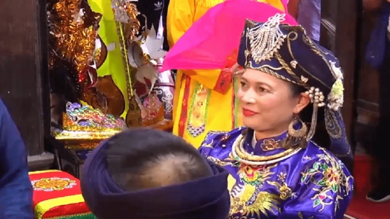 Khi đi lễ Đền Chầu Lục cần ăn mặc kín đáo, lịch sự, tránh hở hang