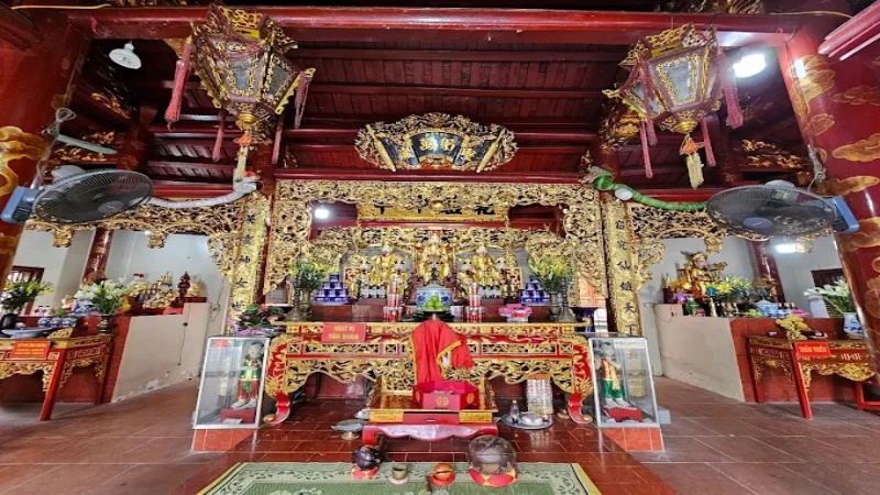 Tại Đền Chầu Lục các cung thờ được bài trí trang nghiêm