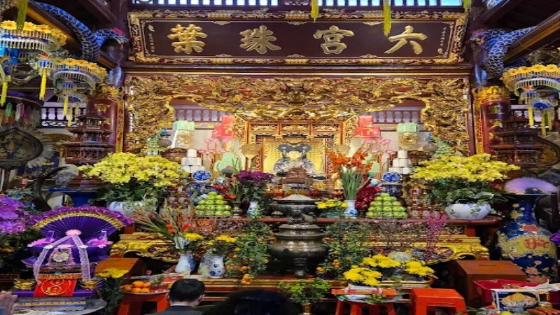 Đến đền Chầu Lục cầu tài lộc, sức khỏe, bình an,..