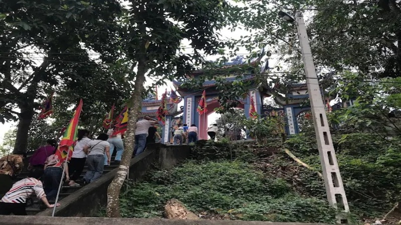 Ngày tiệc Chầu Lục thu hút đông đảo du khách, con nhang đệ tử đến dâng hương