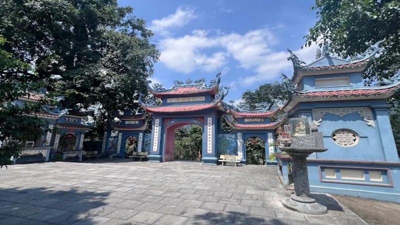 Đền Chầu Lục nằm ở vị trí giao thông khá thuận lợi