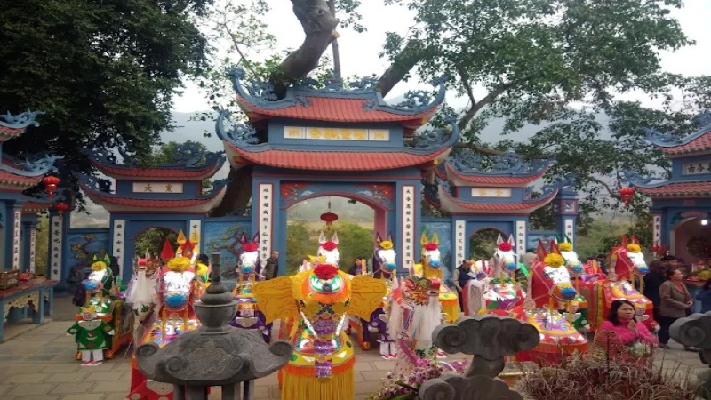 Chầu Lục Cung Nương thường mặc áo màu xanh lục, do đó đồ mã hay vật phẩm nếu có màu xanh thì càng tốt