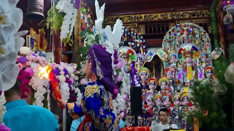 Nghi thức dâng lễ tại Đền Chầu Lục Cung Nương