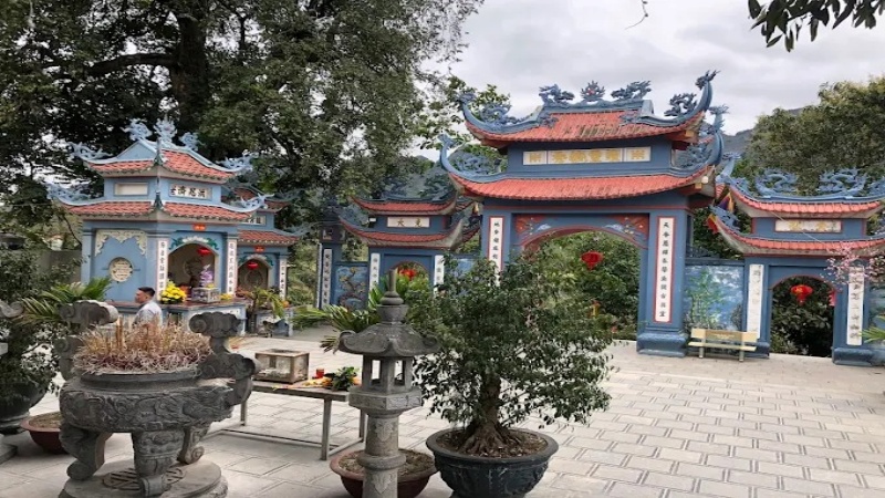 Đền không chỉ là một địa điểm thờ tự tâm linh mà còn là nơi lưu giữ những giá trị văn hóa, tín ngưỡng của người Việt Nam