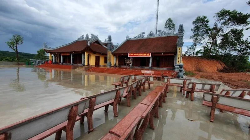 Không gian bên ngoài Đền Cô Bé Chí Mìu ở tỉnh Bắc Giang