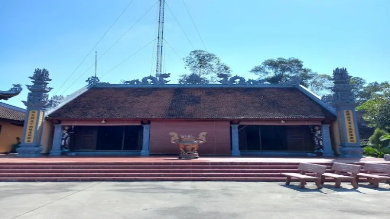 Từ Hà Nội di chuyển đến Đền Cô Bé Chí Mìu bằng ô tô hoặc xe máy, mất khoảng 1.5 đến 2 giờ 