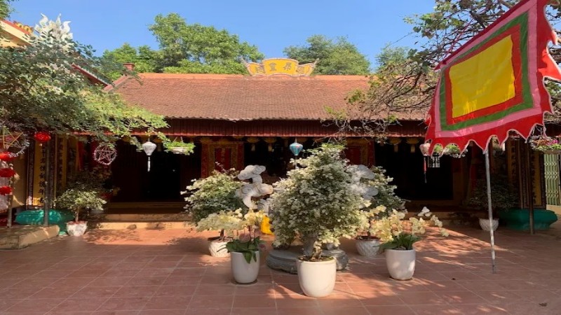 Khung cảnh bên ngoài của Đền Cô Bé Suối Ngang