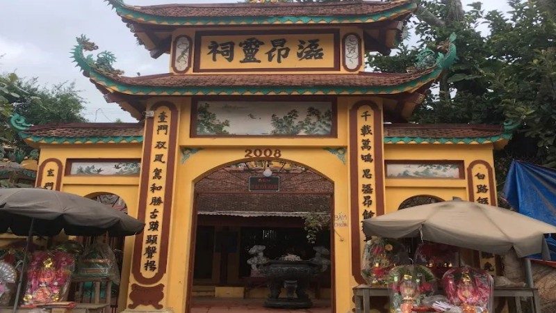 Đền tọa lạc tại một vị trí đắc địa, giao thông thuận lợi