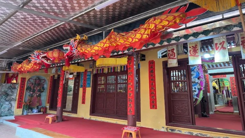 Cảnh quan bên ngoài Đền Cô Bé Suối Ngang