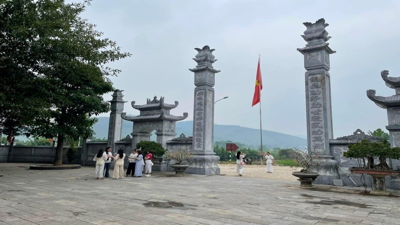 Đền Cô Bơ Thanh Hóa: Kinh nghiệm đi lễ & văn khấn chuẩn nhất 13 Đền Cô Bơ được đầu tư xây dựng gồm nhà chính điện và các công trình phụ trợ khác như Lầu Cô, Lầu Cậu, nghinh Môn