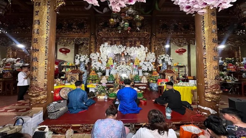 Đền Cô Bơ Thanh Hóa: Kinh nghiệm đi lễ & văn khấn chuẩn nhất 5 Những người có căn Cô Bơ cũng thường đến đây để xin Cô độ trì trong việc buôn bán, làm ăn