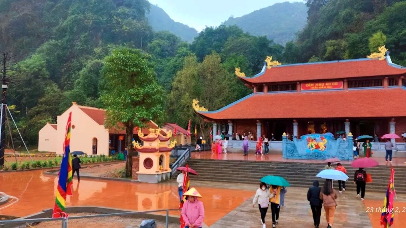 Mùa lễ hội chính của đền Mẫu Đầm Đa diễn ra từ mùng 4 tháng Giêng đến hết tháng 3 Âm lịch