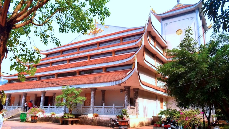 Đền Mẫu Đầm Đa (còn gọi là Đền Mẫu Âu Cơ) là một điểm đến tâm linh nổi bật thuộc quần thể di tích Chùa Tiên - Đầm Đa