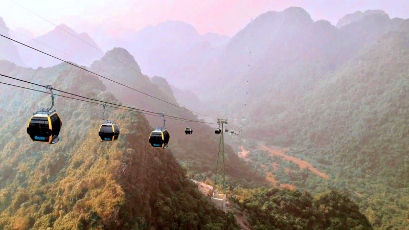 Du khác có thể di chuyển đến đền bằng cáp treo Hương Bình nối liền Chùa Hương và Chùa Tiên