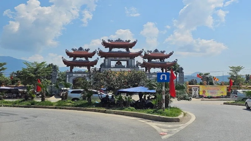 Đền Mẫu Đ&ocirc;ng Cu&ocirc;ng l&agrave; một ng&ocirc;i đền cổ v&agrave; linh thi&ecirc;ng nằm b&ecirc;n d&ograve;ng s&ocirc;ng Hồng