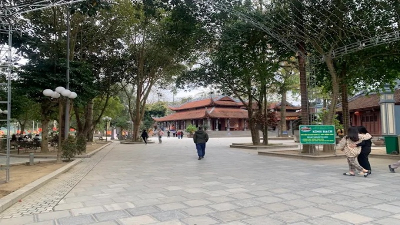 Đền c&oacute; s&acirc;n b&atilde;i rộng r&atilde;i để phục vụ c&aacute;c đo&agrave;n h&agrave;nh hương
