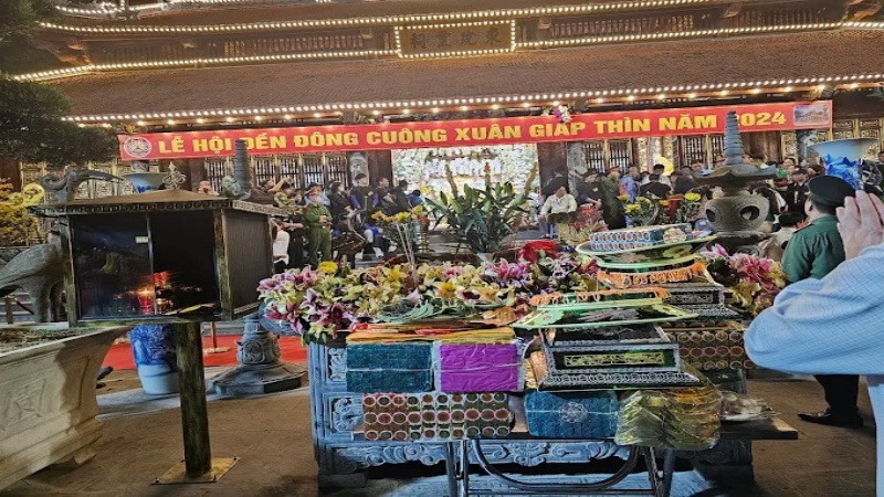 Mẫu Đ&ocirc;ng Cu&ocirc;ng l&agrave; người ph&ugrave; hộ cho vua đ&aacute;nh tan qu&acirc;n giặc, sau đ&oacute; được sắc phong l&agrave; L&ecirc; Mại Đại Vương