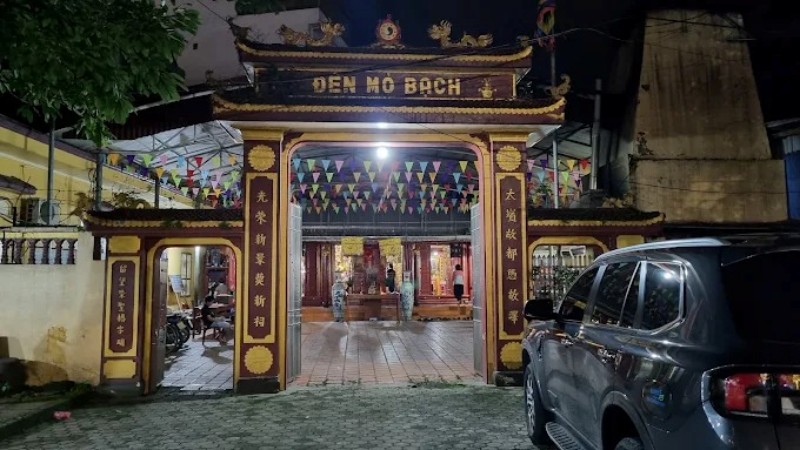 Khung cảnh Đền Mỏ Bạch v&agrave;o ban đ&ecirc;m