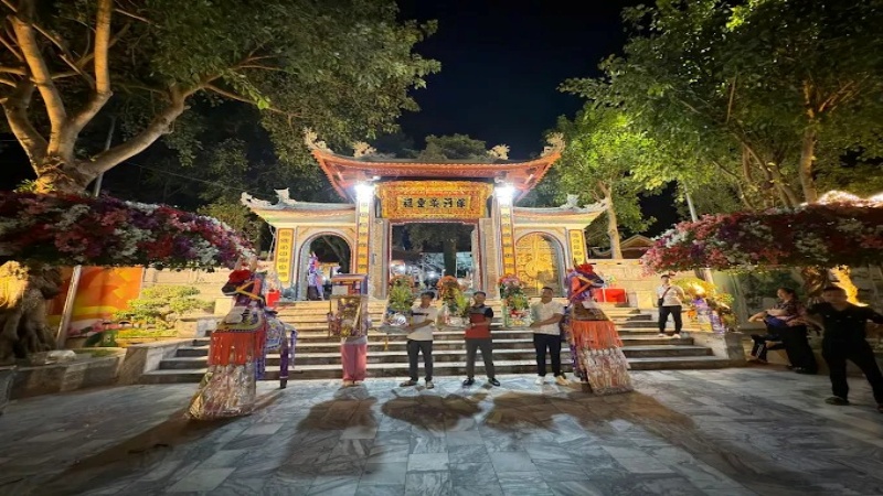 Du khách mang lễ đi đến Đền Ông Hoàng Bảy Bảo Hà 