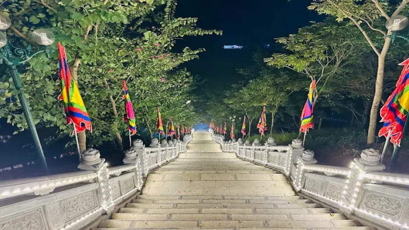 Lối lên đền Ông Hoàng Bảy Bảo Hà