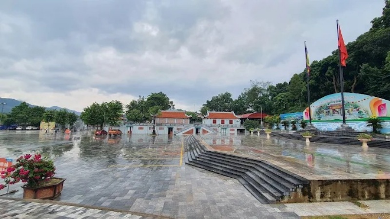 Khuôn viên đền Ông Hoàng Bảy rộng rãi, thoáng mát, với tổng diện tích lên tới hàng nghìn mét vuông