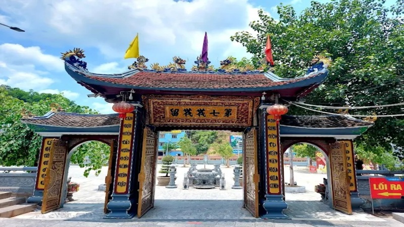 Đền Ông Hoàng Bảy Bảo Hà được xây dựng hài hòa với cảnh quan thiên nhiên hùng vĩ bên dòng sông Hồng và dưới chân đồi Cấm