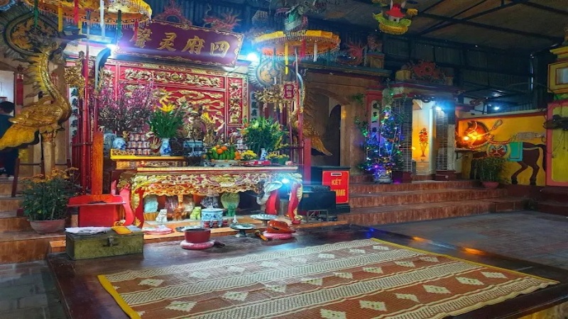 Hệ thống cung thờ b&ecirc;n trong đền