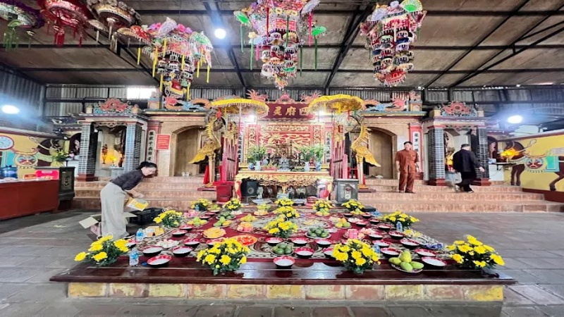 Đền Qu&aacute;n Ch&aacute;o chủ yếu thờ Th&aacute;nh Mẫu Liễu Hạnh, một trong Tứ bất tử của t&iacute;n ngưỡng d&acirc;n gian Việt Nam